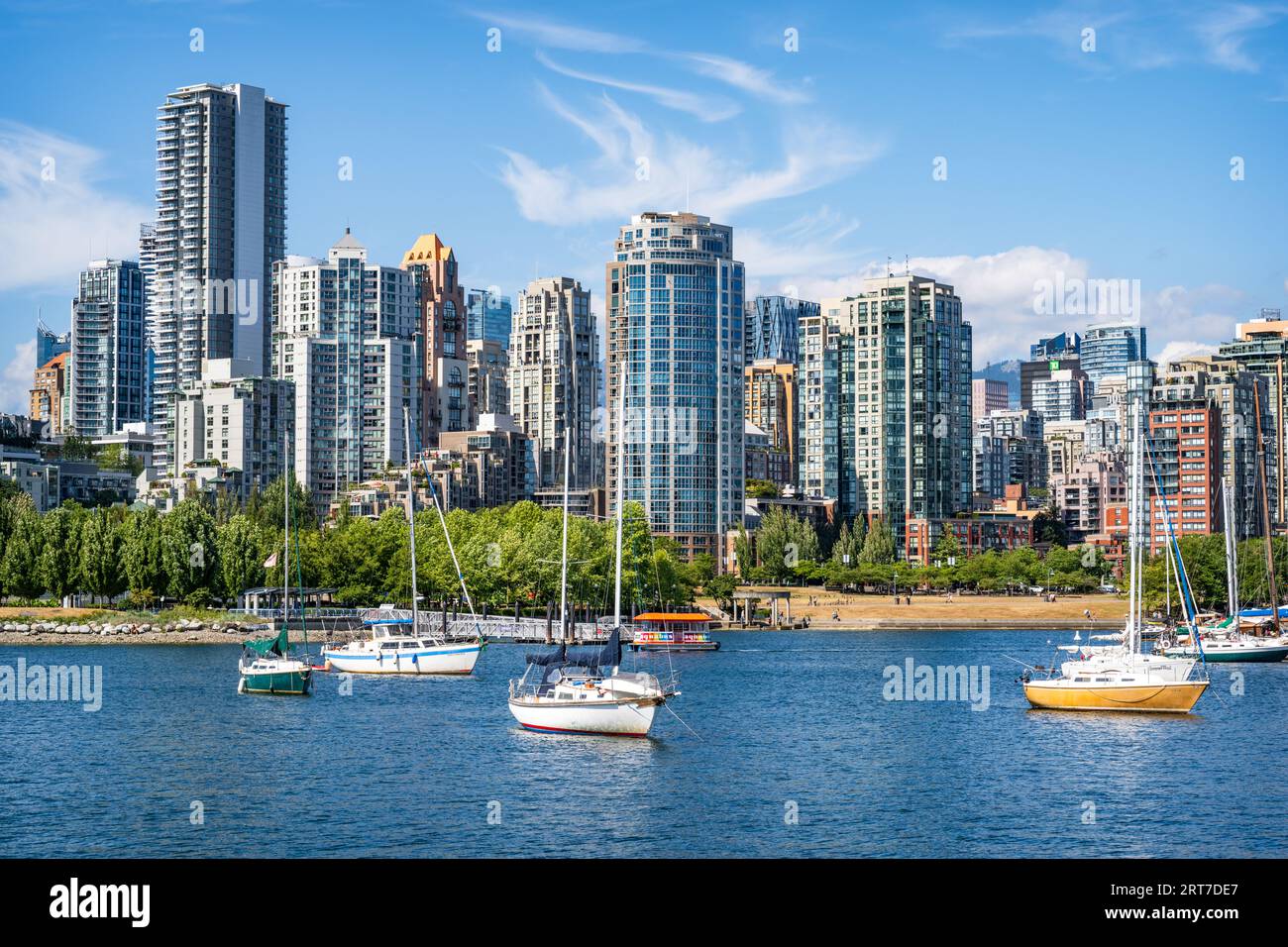 Vue de la Skyline de Vancouver à travers False Creek, vue depuis Charleson Park, Vancouver, BC, Canada. Banque D'Images