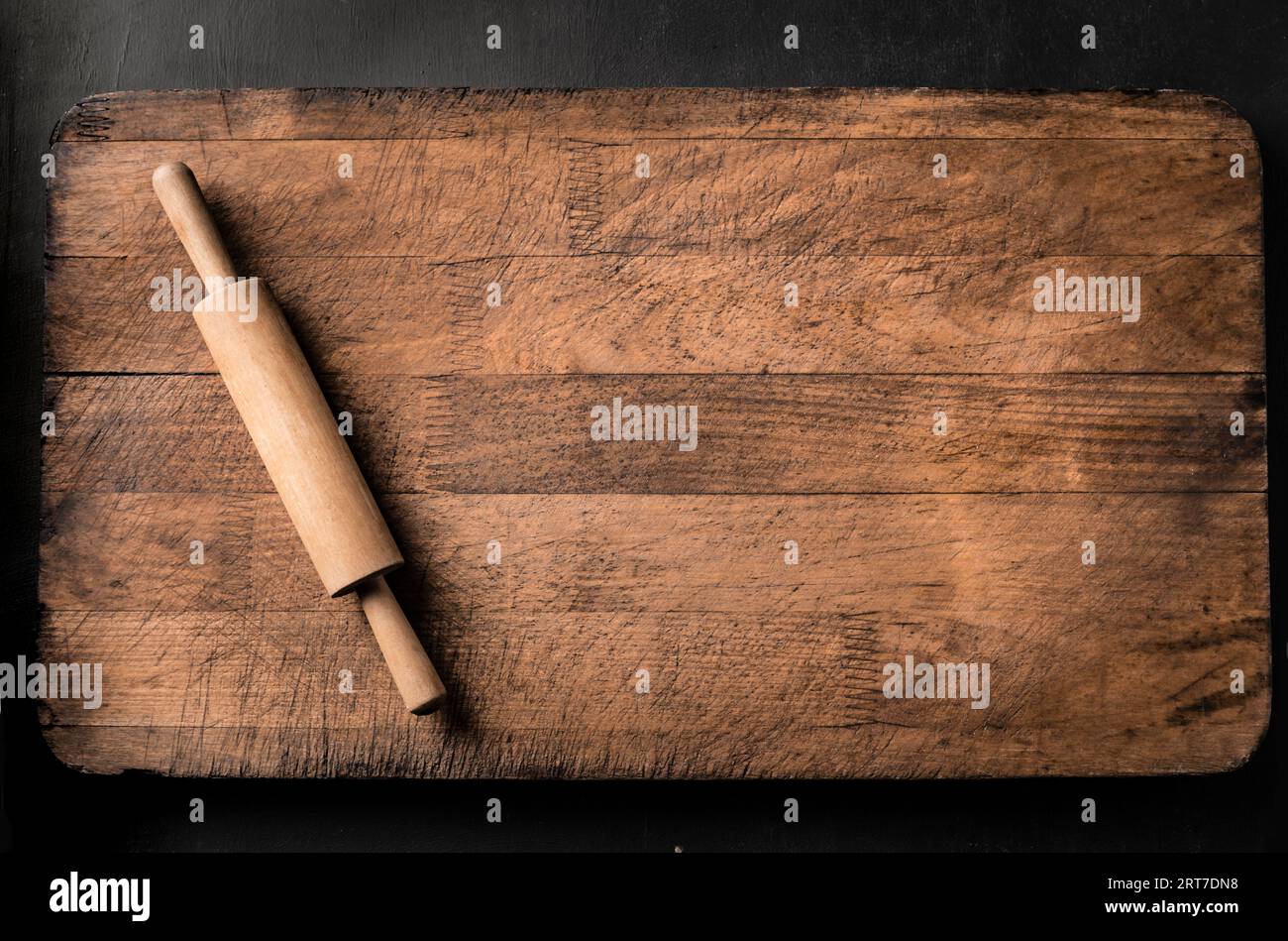 Rouleau à pâtisserie sur planche à découper en bois ou table de cuisine, vue de dessus, espace de copie. Concept de cuisson ou de cuisson. Banque D'Images