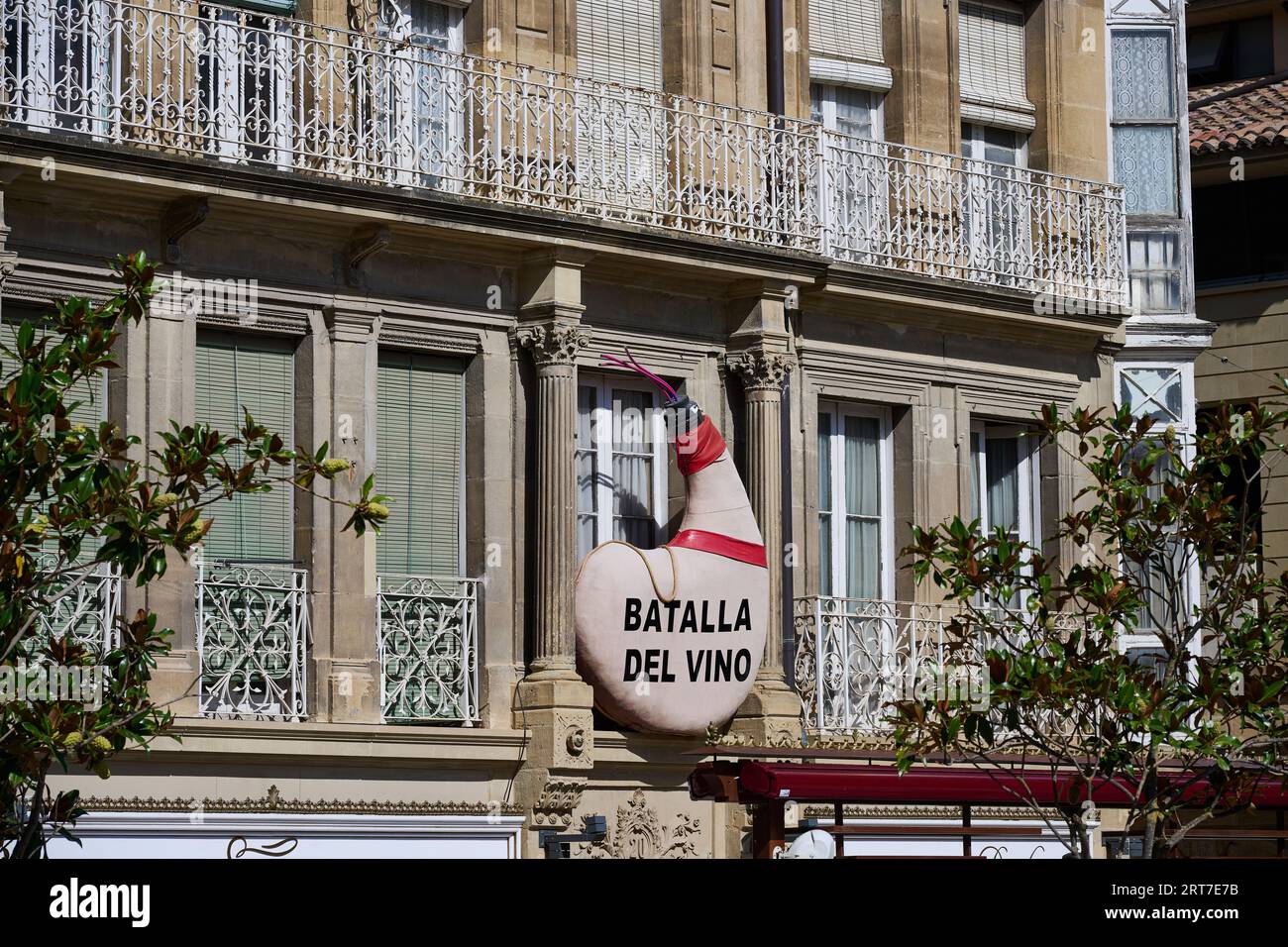 Monument à la bataille du vin un festival qui a lieu à Haro (la Rioja, Espagne). C'est une peau de vin dans laquelle il est dit "bataille du vin" Banque D'Images