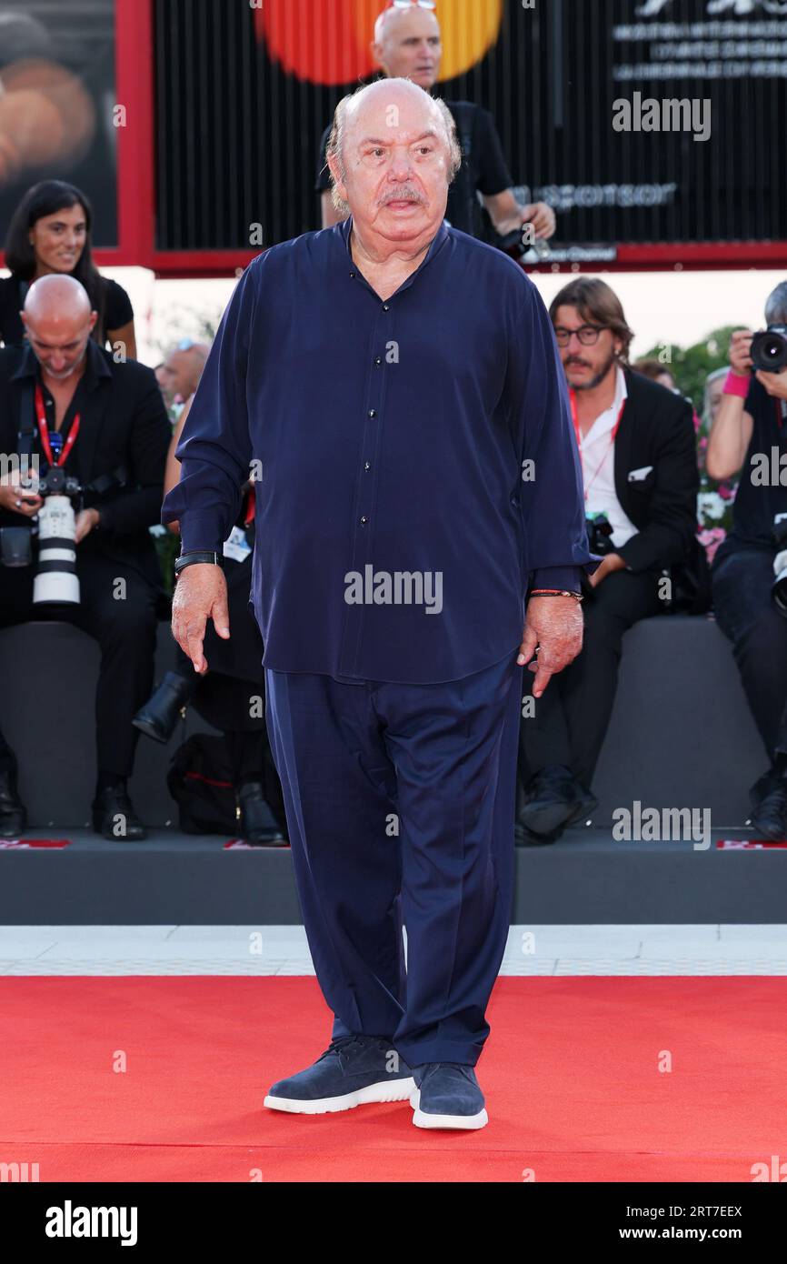 VENISE, ITALIE - 08 septembre : Lino Banfi assiste à un tapis rouge pour le film 'hors-saison (hors saison)' au 80e Festival International du film de Venise le 08 septembre 2023 à Venise, Italie. (Photo de Mark Cape/Insidefoto) Banque D'Images