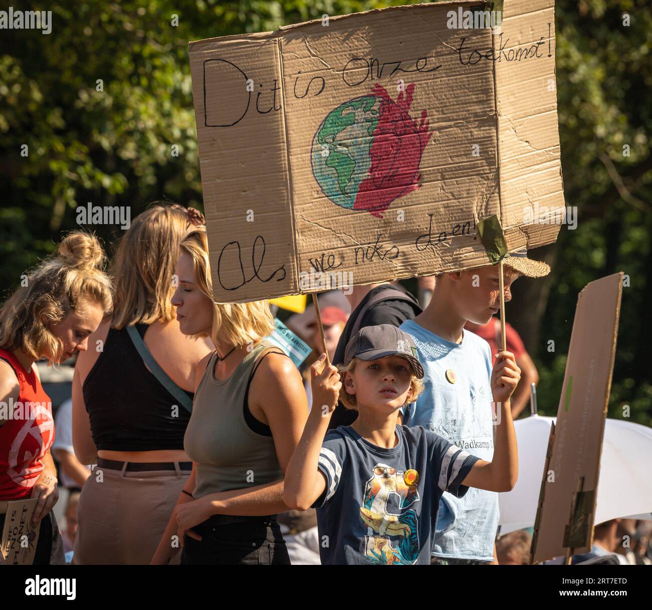 La Haye, pays-Bas, 09.09.2023, des militants pour le climat avec des banderoles bloquant l'autoroute lors d'une action de protestation contre les subventions aux combustibles fossiles Banque D'Images