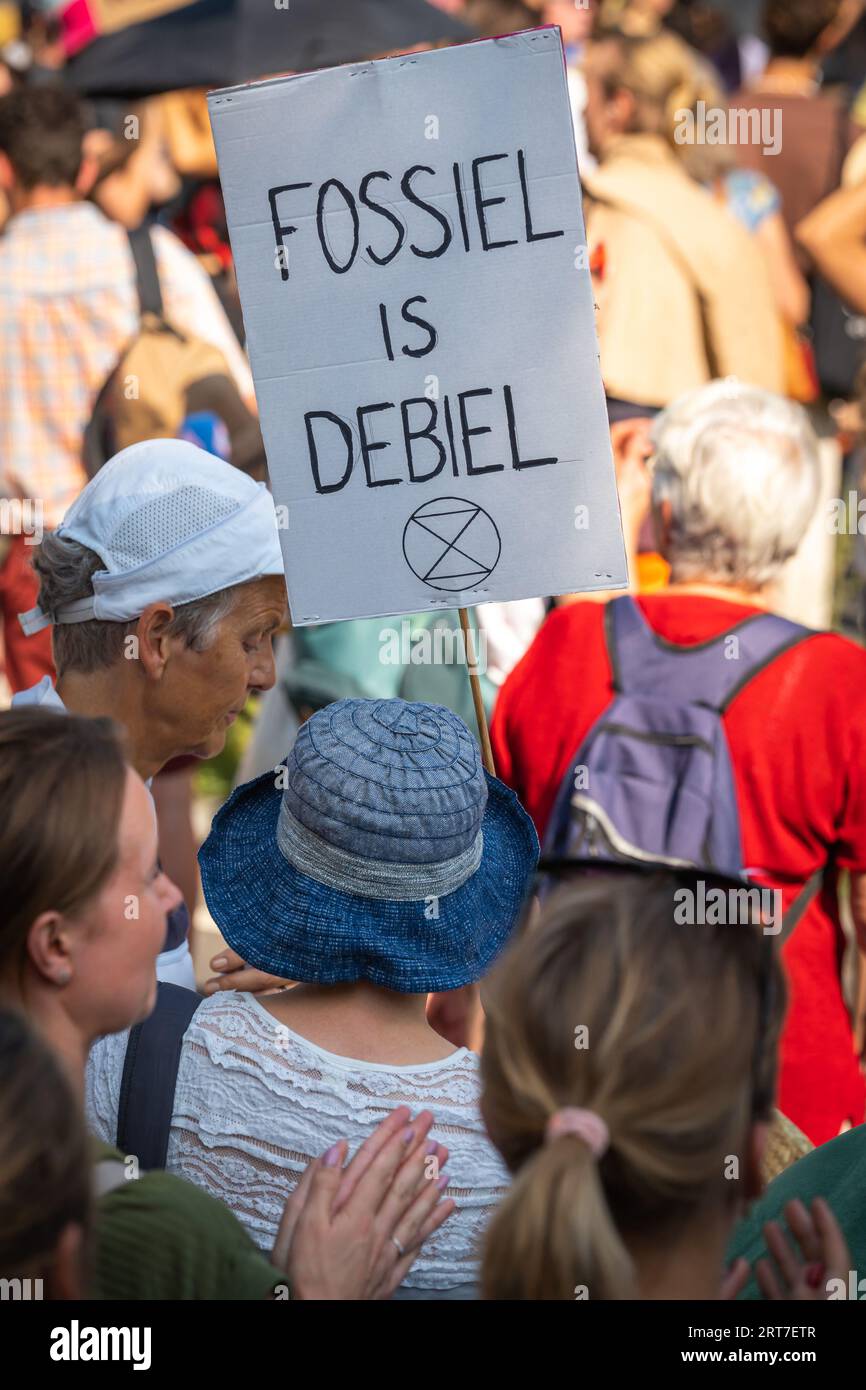 La Haye, pays-Bas, 09.09.2023, des militants pour le climat portant des banderoles bloquant l'autoroute A12 lors d'une action de protestation contre les subventions aux combustibles fossiles Banque D'Images