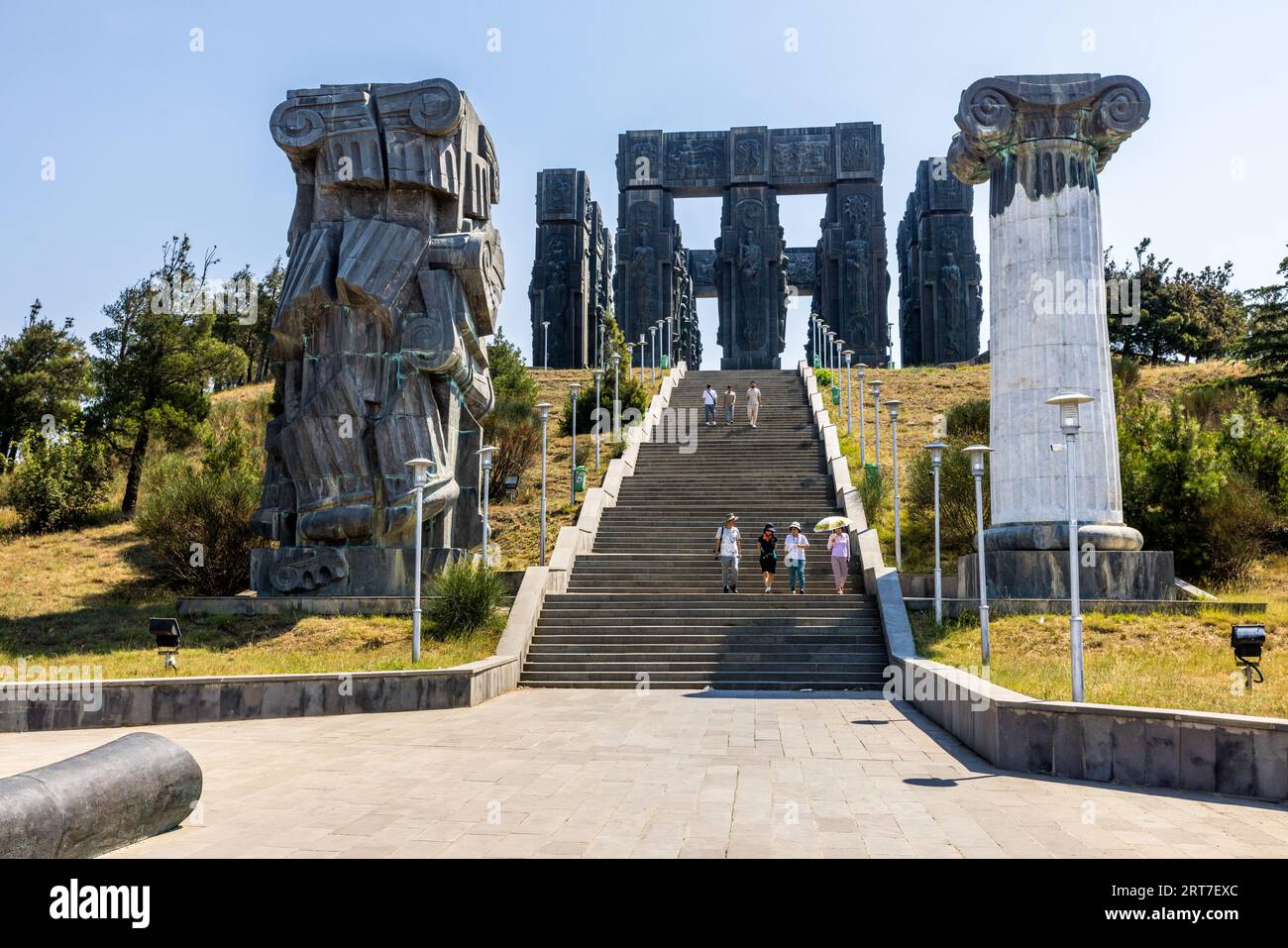 La chronique de Géorgie est un monument visible de loin sur le mont Kenisi près de Tbilissi, la capitale de la Géorgie. Il a été créé en 1985 par le sculpteur Zurab Tsereteli Banque D'Images