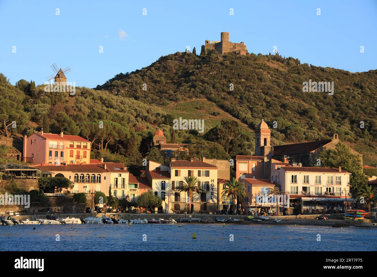 Collioure, France - août 2023 : une vue de Collioure de l'autre côté de la baie avec des bâtiments aux couleurs vives au pied de la colline Banque D'Images