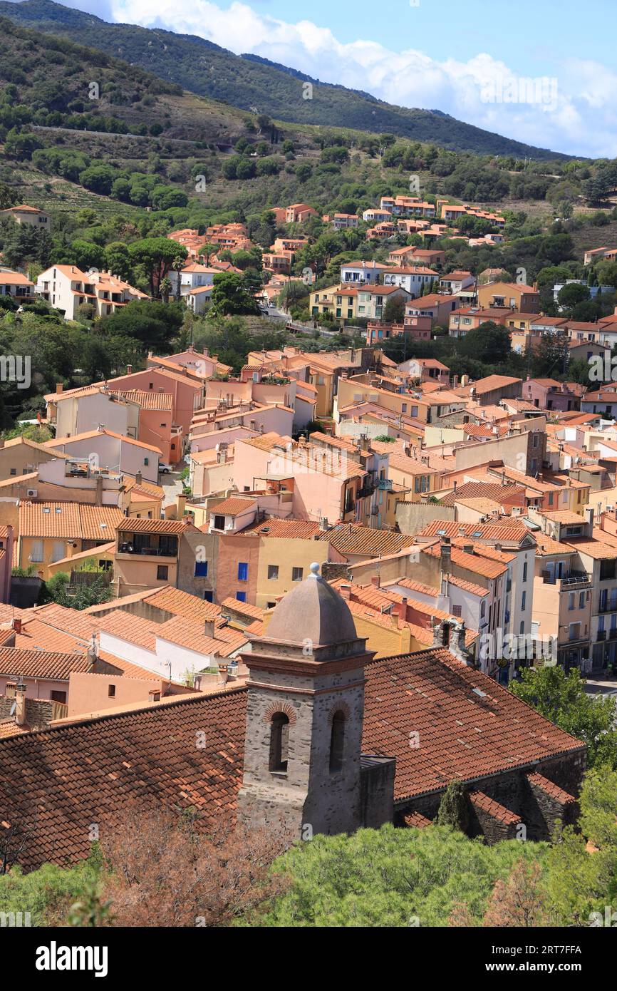 Vue sur Collioure, une ville balnéaire méditerranéenne dans le sud de la France avec des maisons avec des tuiles en terre cuite Banque D'Images