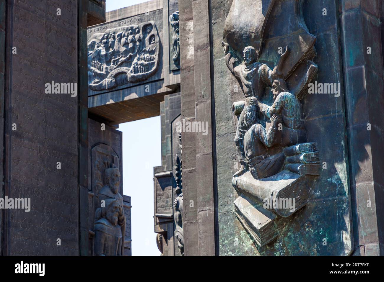 La chronique de Géorgie est un monument visible de loin sur le mont Kenisi près de Tbilissi, la capitale de la Géorgie. Il a été créé en 1985 par le sculpteur Zurab Tsereteli Banque D'Images
