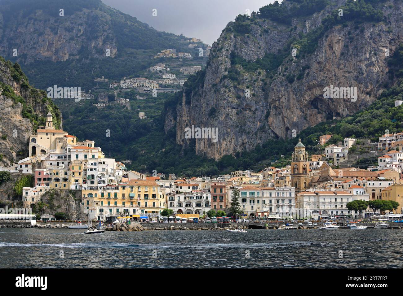 Amalfi, Italie - 28 juin 2014 : petite ville pittoresque et grandes falaises et collines Journée d'été à Amalfi Coast Travel. Banque D'Images