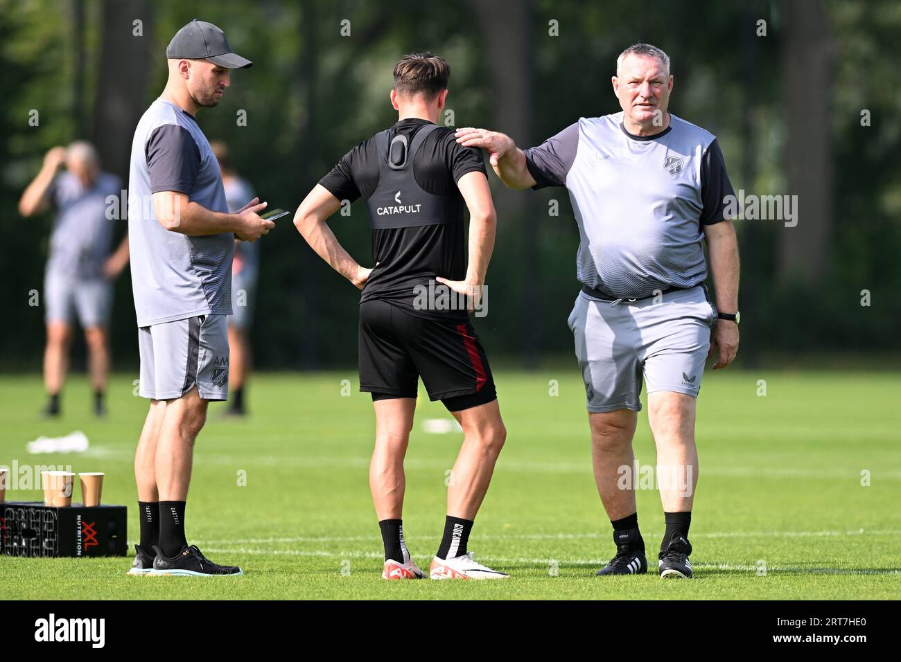 UTRECHT - le nouvel entraîneur Ron Jans donne une tape sur le dos au Taylor Booth blessé du FC Utrecht lors de l'entraînement du FC Utrecht au Topsportcentrum Overvecht le 10 septembre 2023 à Utrecht, aux pays-Bas. ANP GERRIT VAN COLOGNE Banque D'Images