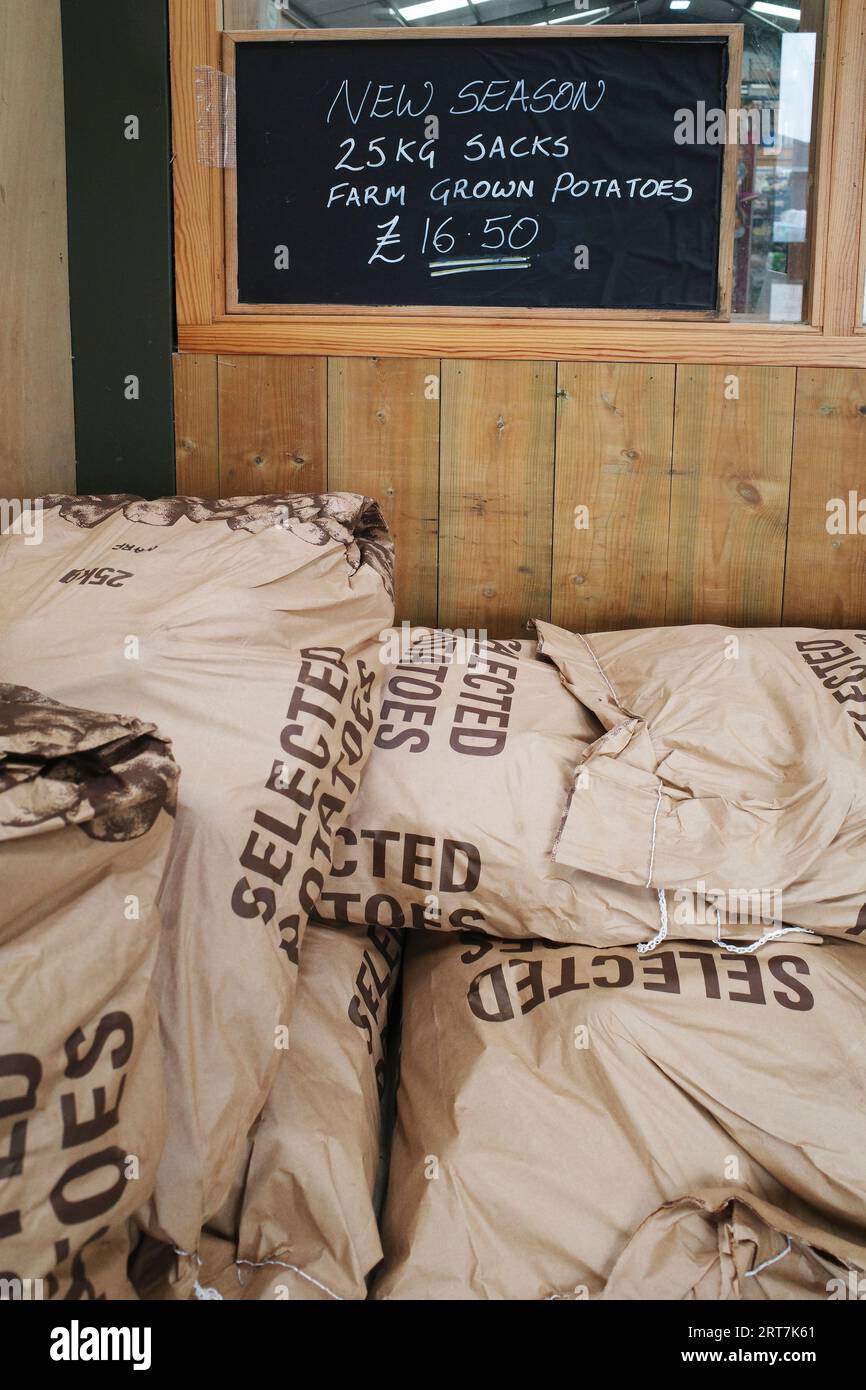 Pommes de terre anglaises en sacs de 25 kg à vendre au prix de £16,50 dans un magasin de ferme du Yorkshire septembre 2023 Banque D'Images