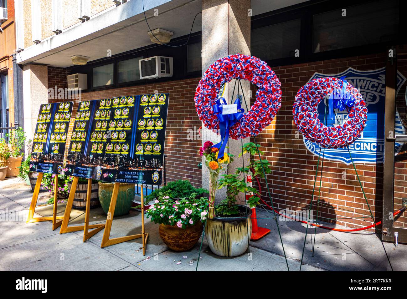 Souvenir de 9/11 au poste de la 6e circonscription avec des couronnes et la liste des policiers perdus le 11 septembre 2001, 10th St. Greenwich Village, New York Banque D'Images