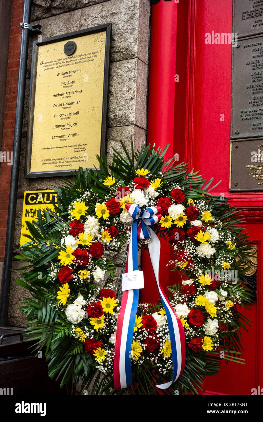 Souvenir de 9/11 avec des fleurs devant la liste des pompiers perdus sur 9/11 Squad 18 caserne de pompiers sur 10th St, Greenwich Village, New York City, NY Banque D'Images