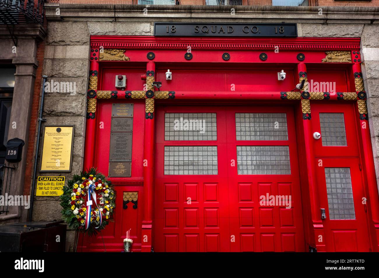 Souvenir de 9/11 avec des fleurs devant la liste des pompiers perdus sur 9/11 Squad 18 caserne de pompiers sur 10th St, Greenwich Village, New York City, NY Banque D'Images