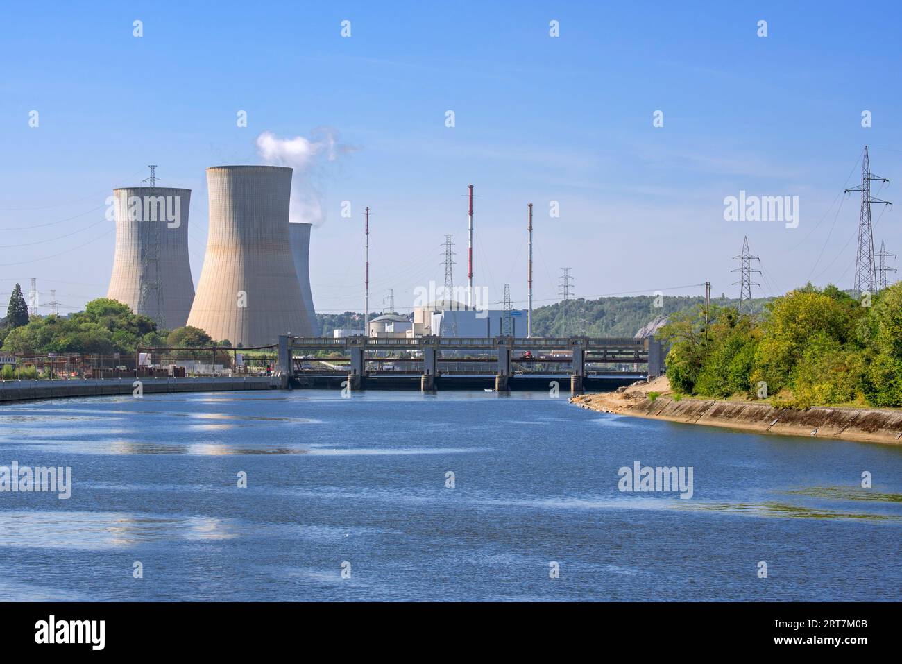 Tours de refroidissement de la centrale nucléaire de Tihange le long de la Meuse à Huy / Hoei, LIÈGE / LUIK, Belgique Banque D'Images