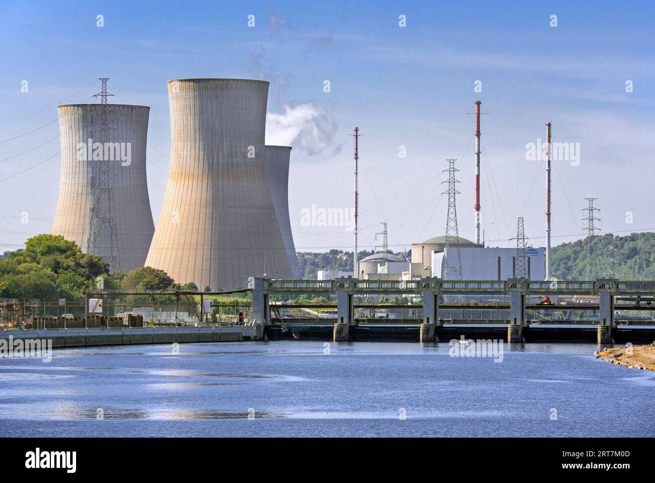 Tours de refroidissement de la centrale nucléaire de Tihange le long de la Meuse à Huy / Hoei, LIÈGE / LUIK, Belgique Banque D'Images
