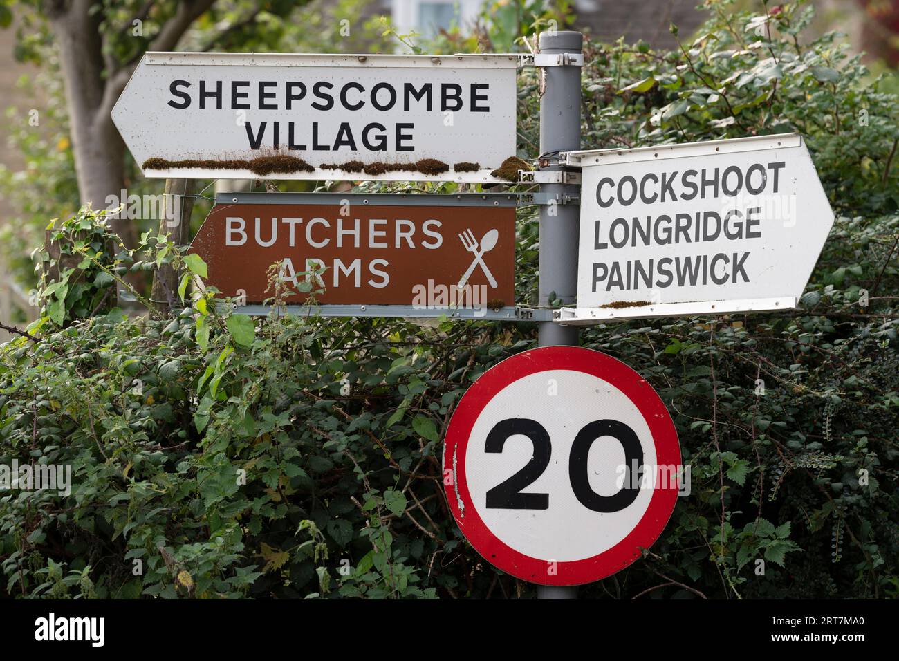 Panneaux ruraux vers un pub local et les villages voisins plus une limite de vitesse de 20 mph dans le village Cotswolds de Sheepscombe, le 8 septembre 2023, près de Painswick, en Angleterre. Depuis le début du 17e siècle, Sheepscombe a été impliqué dans la fabrication de tissu comme beaucoup de villes Cotswold dans la région et son voisin proche Painswick. Banque D'Images