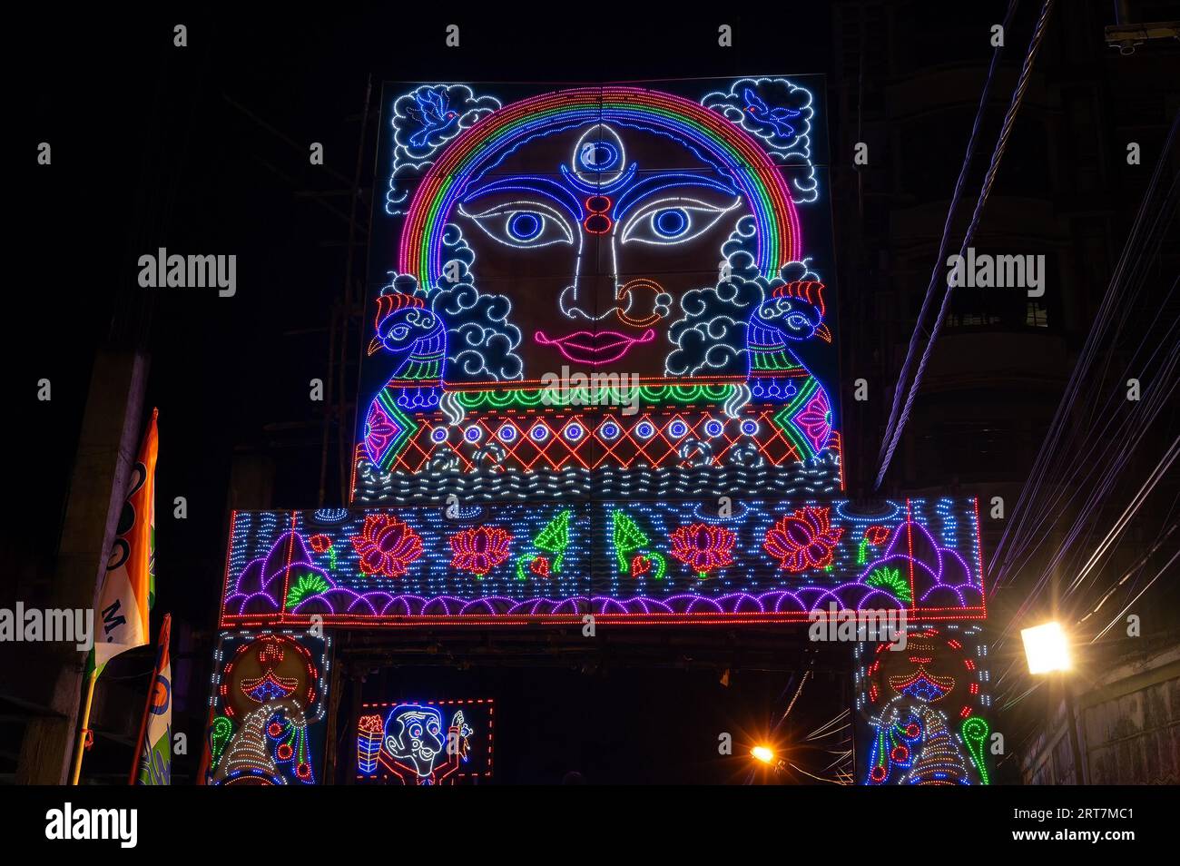 Howrah, Bengale occidental, Inde- 3 octobre 2022 : rue décorée et illuminée pendant la nuit du festival Durga puja. Durga puja est un festival de l'hindouisme. Banque D'Images