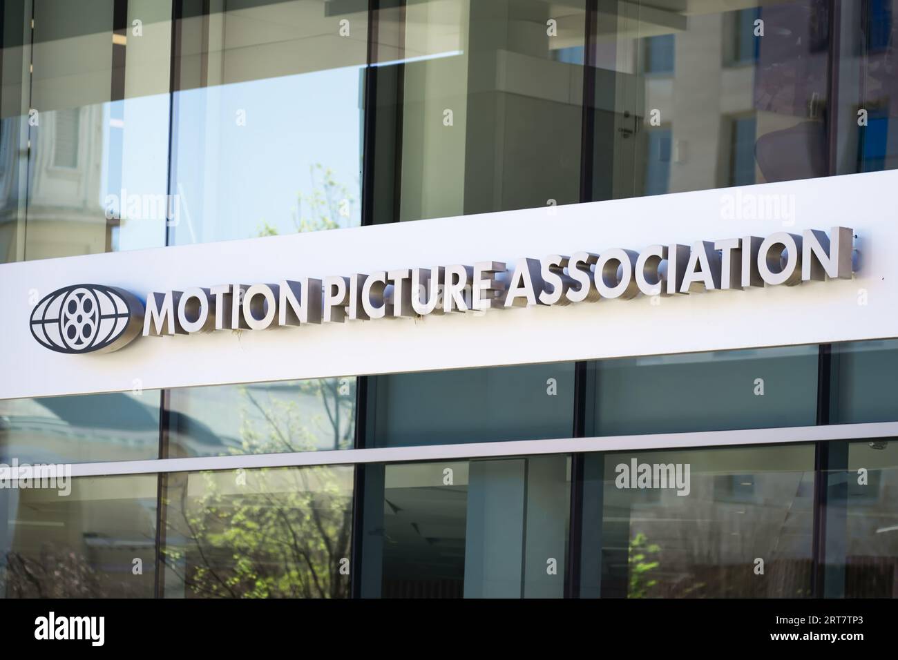 Washington, DC - 4 avril 2023 : Motion Picture Association of America fenêtre d'entrée de l'immeuble de bureaux d'entreprise gros plan du logo MPA. MPA ou MPAA pro Banque D'Images