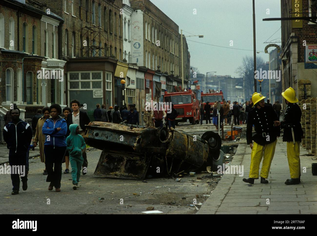 Brixton émeute les années 1980 au Royaume-Uni. Le lendemain des populations locales regardant les dommages causés à leur quartier. Brixton South London UK avril 1981 Angleterre HOMER SYKES. Banque D'Images