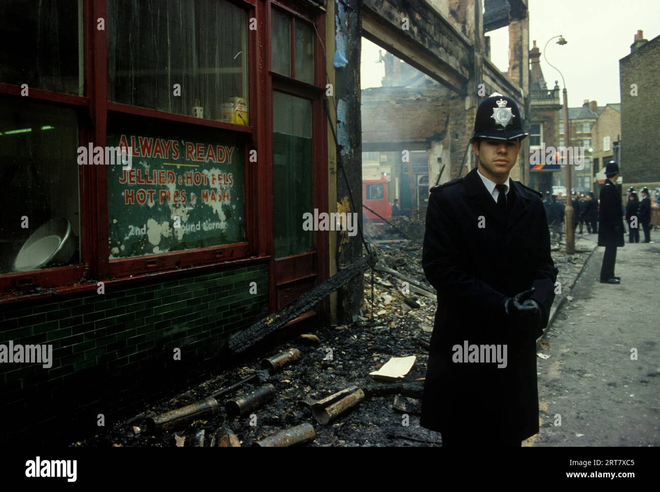 Émeutes de Brixton. South London UK avril 1981. Le lendemain de la police en service pour protéger les magasins pillés contre d'autres pillages. Années 1980 Angleterre HOMER SYKES. Banque D'Images