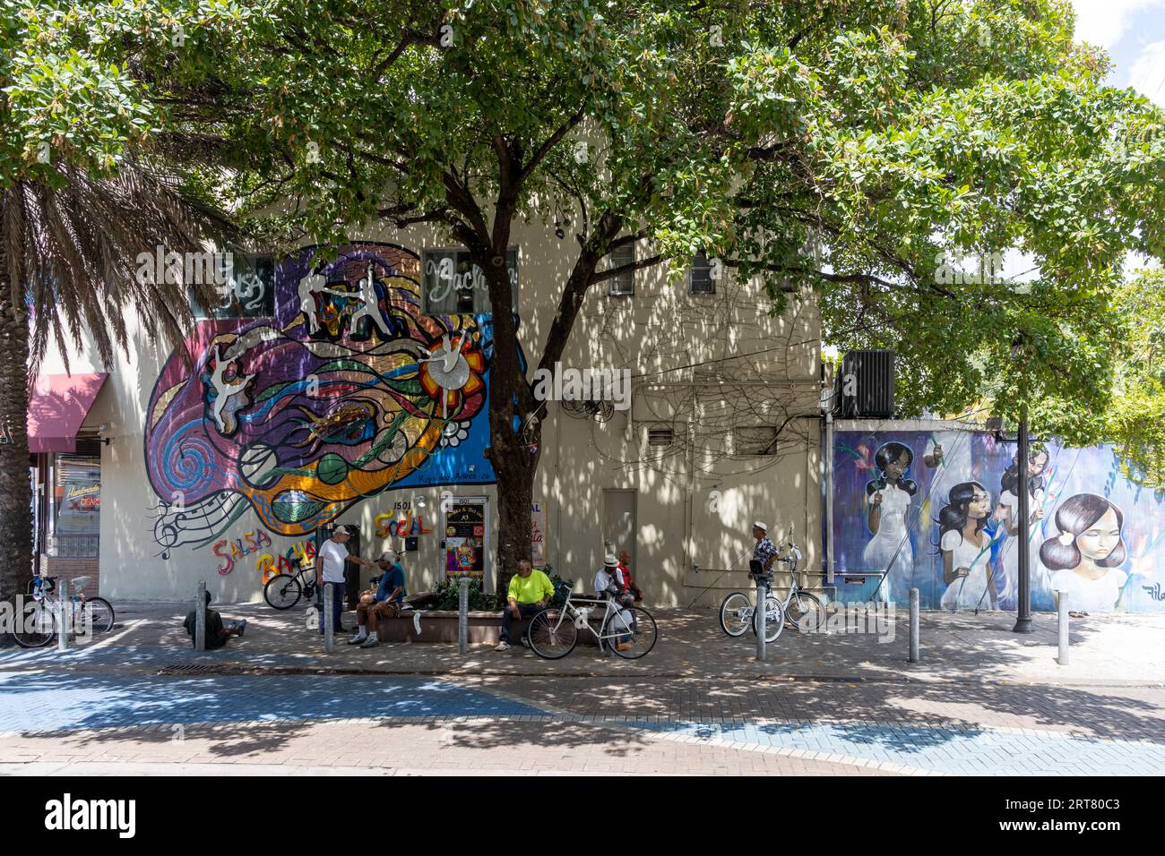 Miami, Floride - 25 août 2023 : peinture d'art de rue Little Havana sur le mur du studio de danse. Banque D'Images