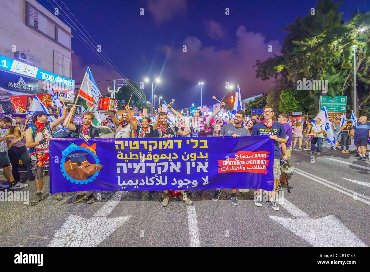 Haïfa, Israël - 09 septembre 2023 : des étudiants et un groupe académique participent à la marche de protestation. Une partie de la semaine 36 de protestation contre la controversée judicic Banque D'Images
