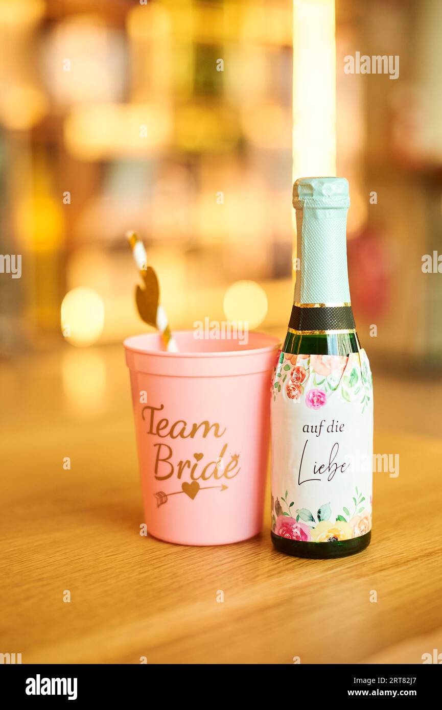 Tasse de mariée d'équipe et un champagne d'amour debout sur une table Banque D'Images
