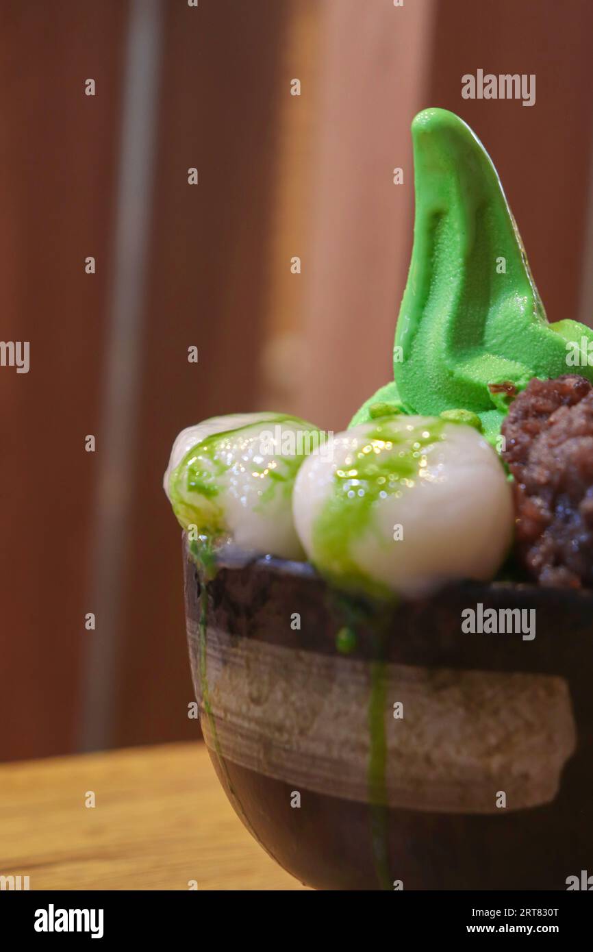 Une crème glacée aromatisée Matcha avec haricots rouges et boules de riz gluant sur un arc Banque D'Images
