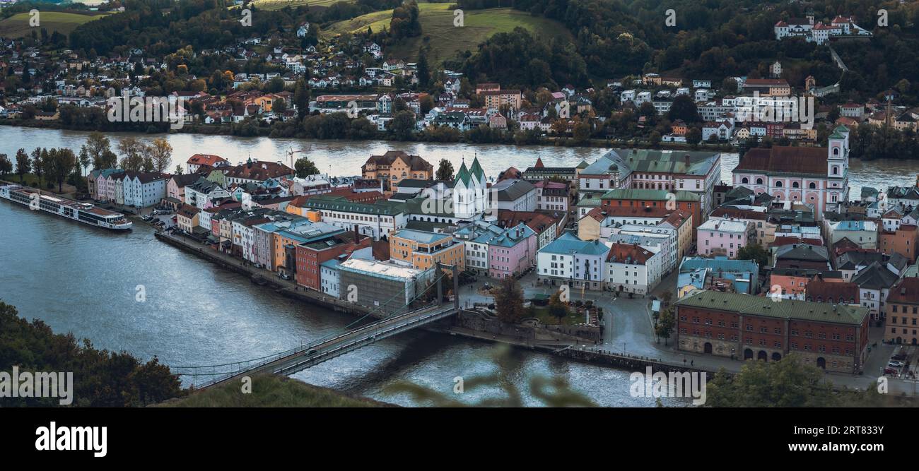 Une belle vue sur le paysage urbain coloré animé de Passau depuis Veste Oberhaus Banque D'Images