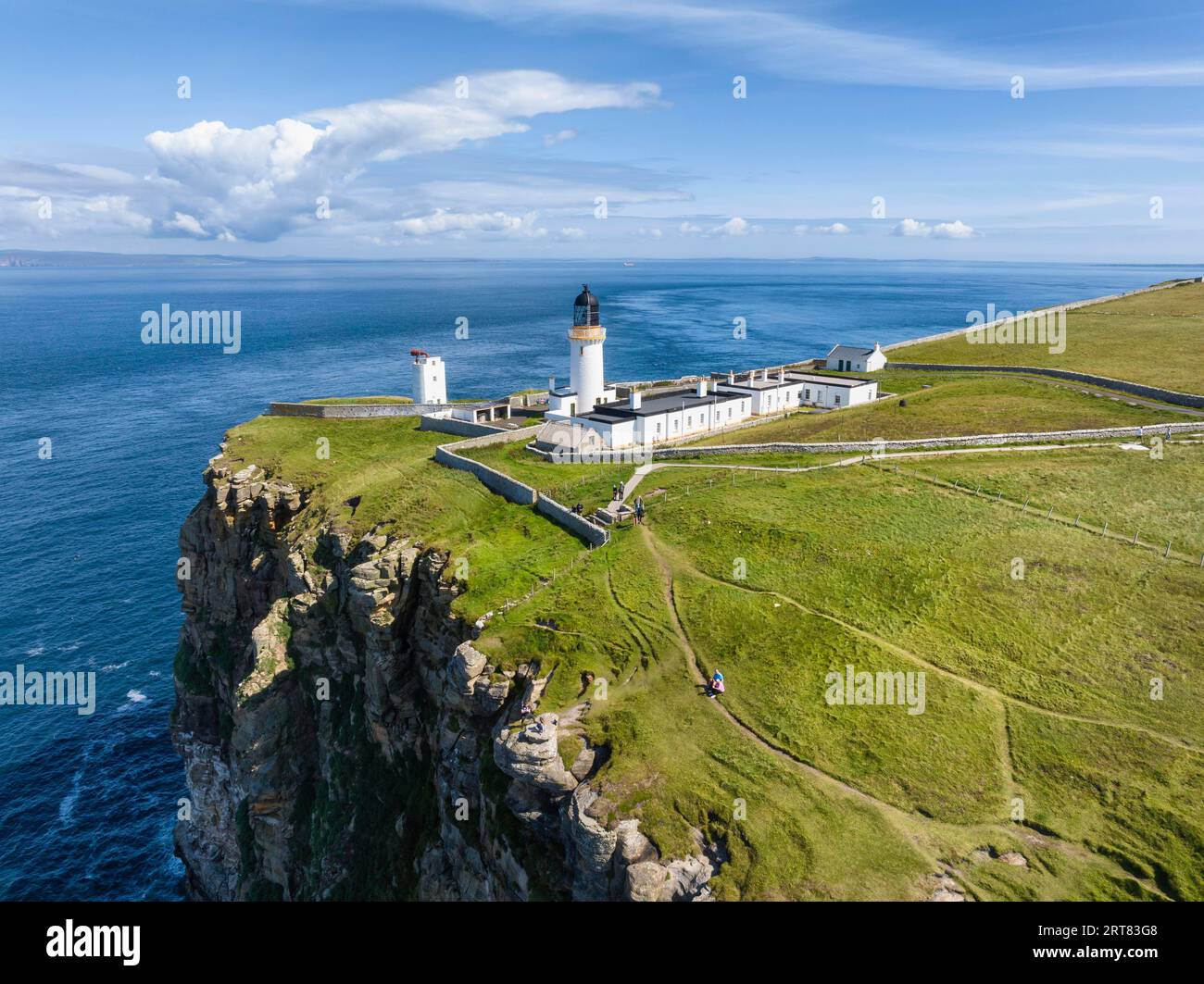 Vue aérienne de Dunnet Head avec le phare, le point le plus septentrional de l'île principale britannique, comté de Caithness, Écosse, Grande-Bretagne Banque D'Images
