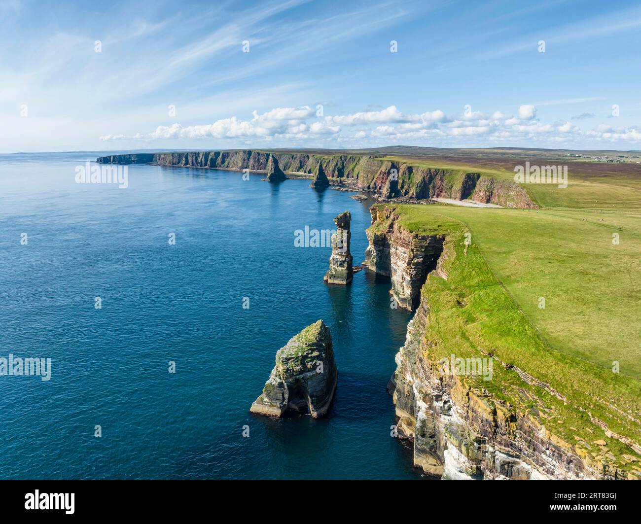 Vue aérienne du paysage côtier accidenté à Duncansby Head avec tour rocheuse, derrière elle les Duncansby Stacks, comté de Caithness, Écosse, Great Banque D'Images