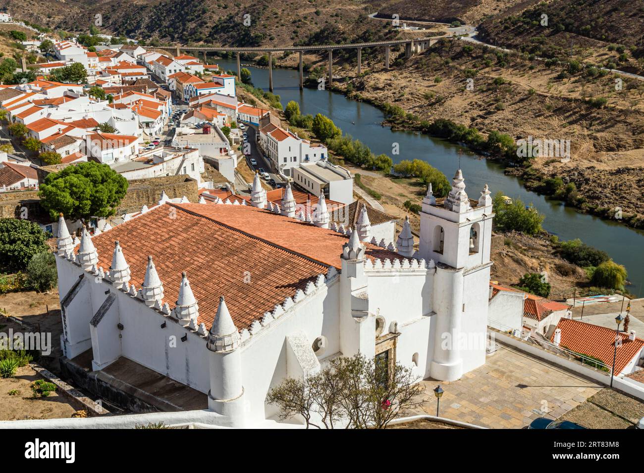 Vue d'ensemble de Mertola avec église principale (le Matriz), Alentejo, Portugal Banque D'Images