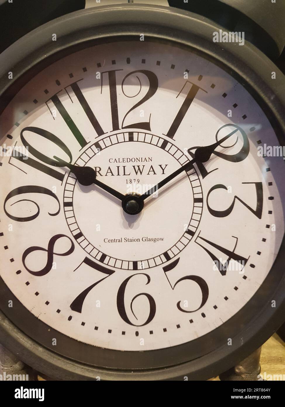 Une horloge vintage réglée à dix minutes et dix minutes. Banque D'Images