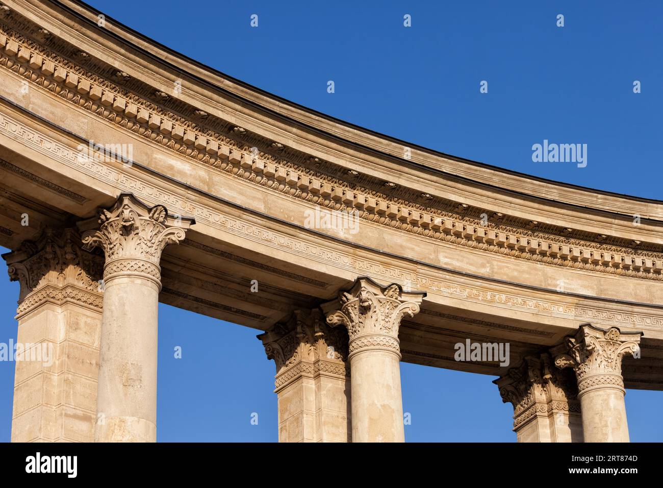 Hongrie, Budapest, colonnade Corinthienne colonne style libre, capitales, les détails architecturaux du Monument du millénaire sur la Place des Héros (Hosok tere) Banque D'Images