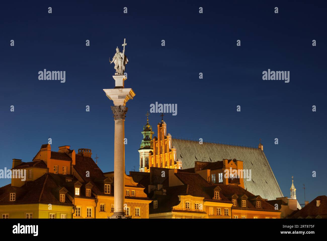 La vieille ville de Varsovie skyline at night, la colonne de Sigismond avec statue du roi Sigismond III Vasa Banque D'Images