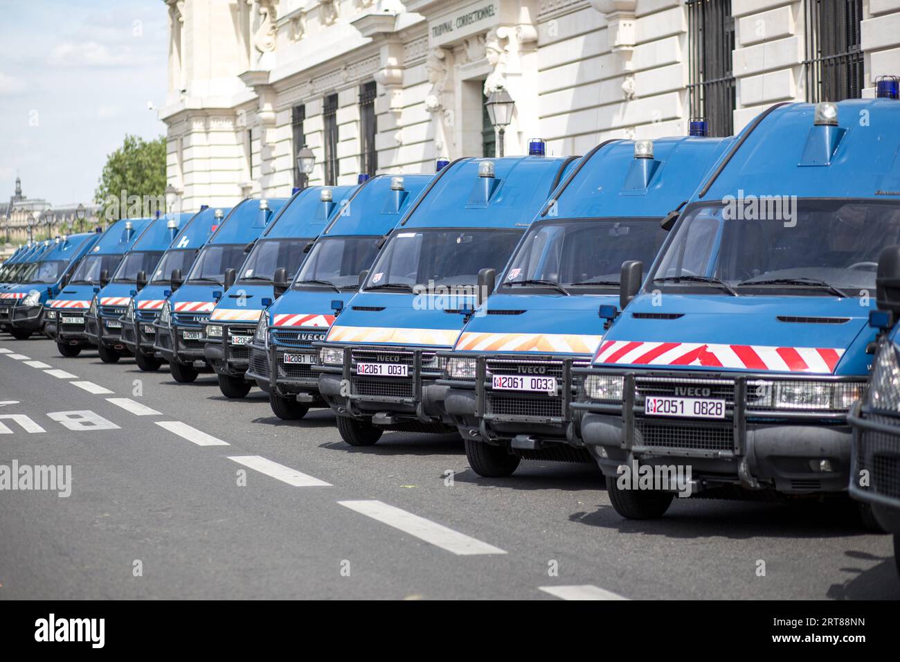 Paris, France, 11 mai 2017 : rangée de voitures de police bleues garées dans les rues de Paris Banque D'Images