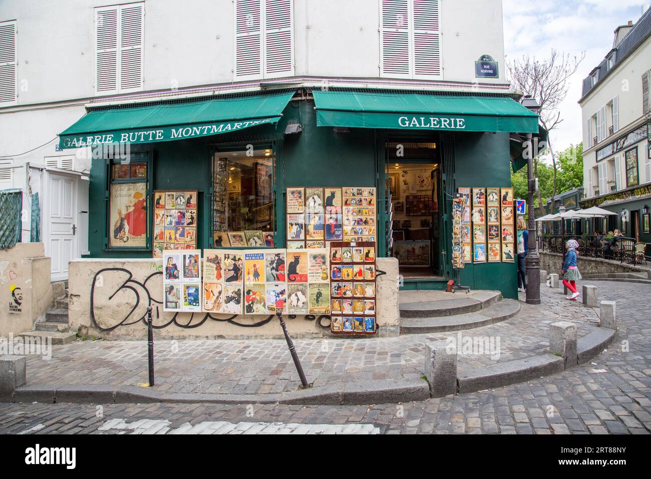 Paris, France, 12 mai 2017 : vue extérieure d'une galerie d'art dans le quartier de Montmartre Banque D'Images