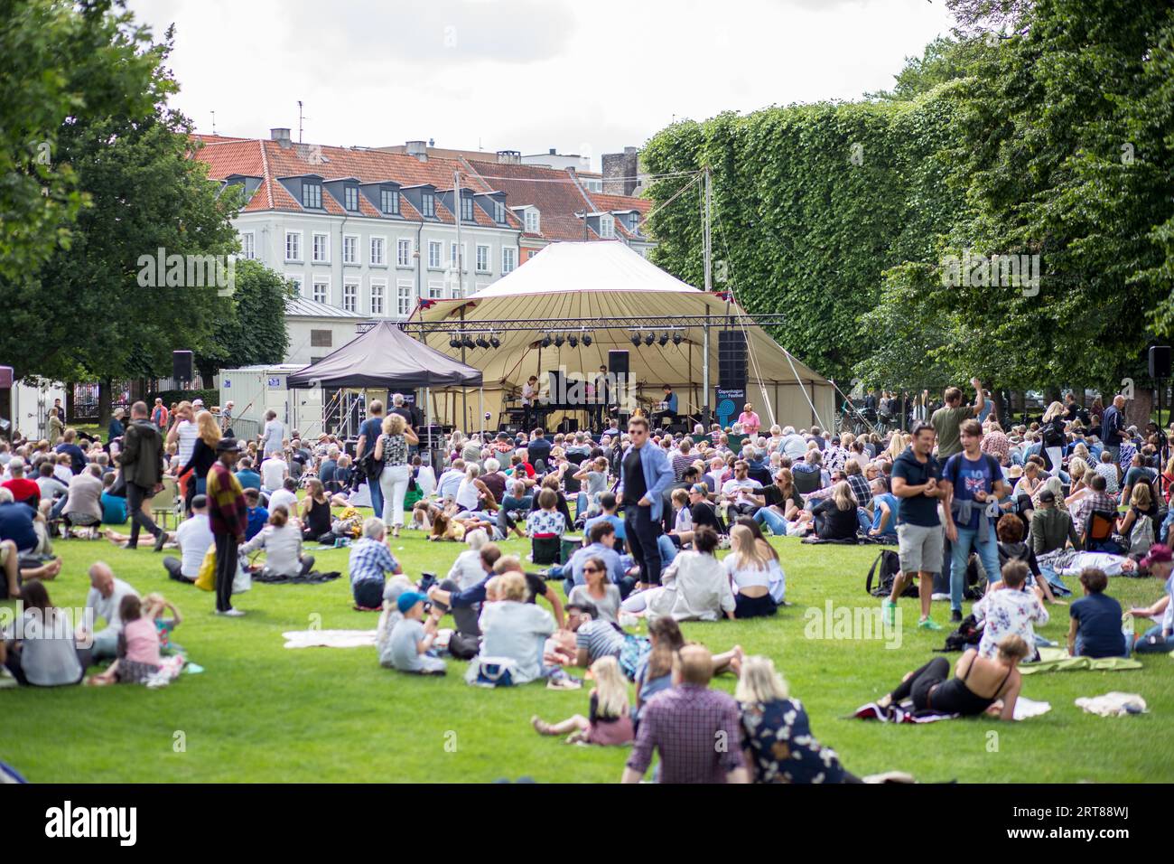 Copenhague, Danemark, 08 juillet 2017 : un groupe se produisant sur une scène devant une foule pour le Festival de Jazz à King's Garden Banque D'Images