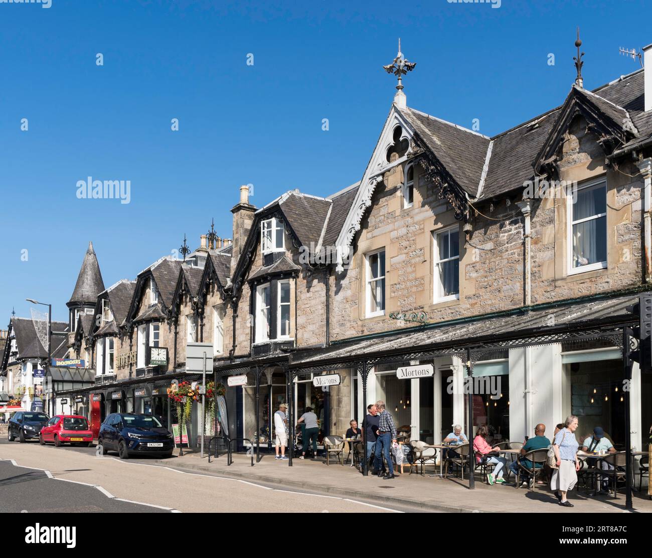 Les gens mangent dehors dans le centre-ville de Pitlochry, Écosse, Royaume-Uni Banque D'Images