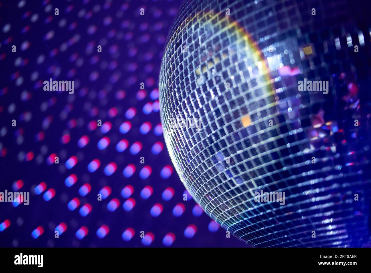 Discothèque boule disco avec des reflets colorés Banque D'Images