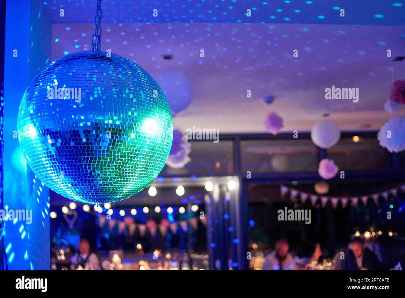 Discothèque boule disco avec des reflets colorés Banque D'Images