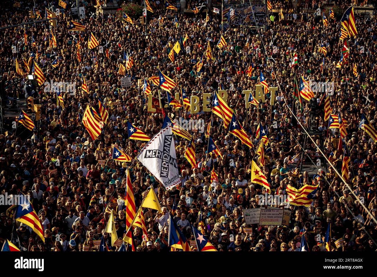 Barcelone, Espagne. 11 septembre 2023. Des milliers d'activistes pro-indépendantistes crient des slogans et brandissent des drapeaux lors du principal événement organisé par l'ANC, la 'Diada' (fête nationale catalane). Crédit : Matthias Oesterle/Alamy Live News Banque D'Images