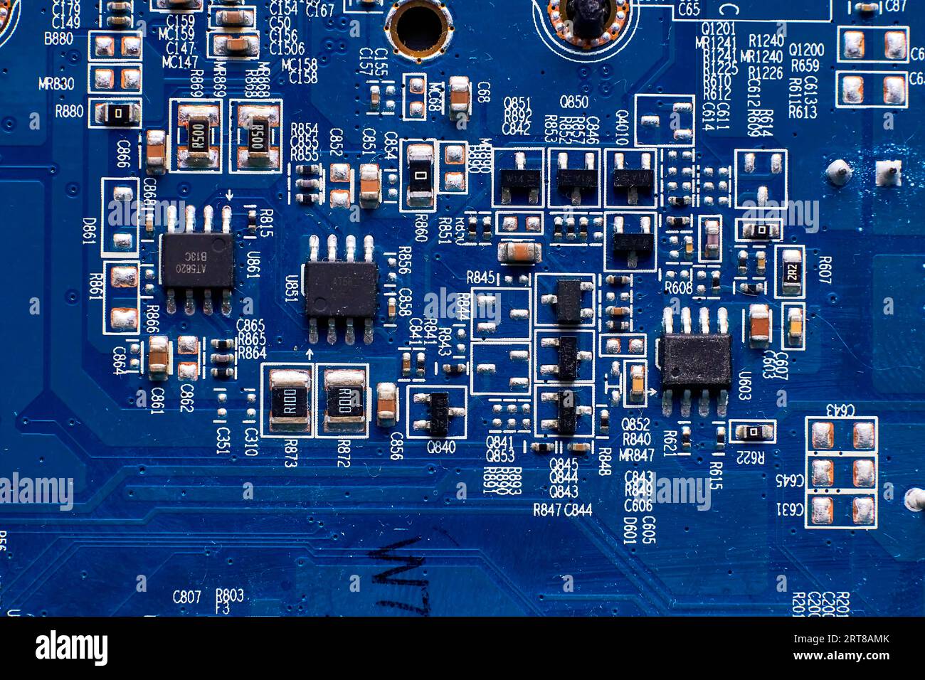 Carte de circuit imprimé avec des puces et des composants électroniques radio Banque D'Images