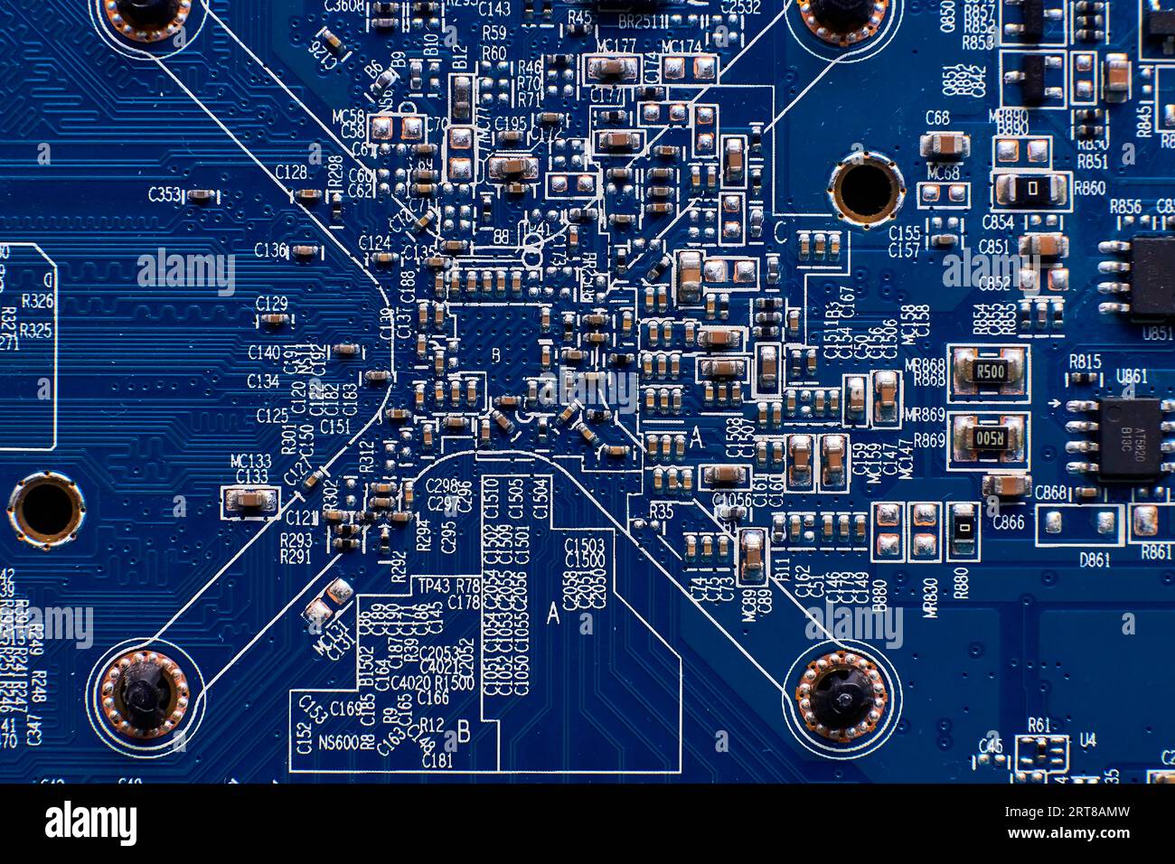 Carte de circuit imprimé avec des puces et des composants électroniques radio Banque D'Images