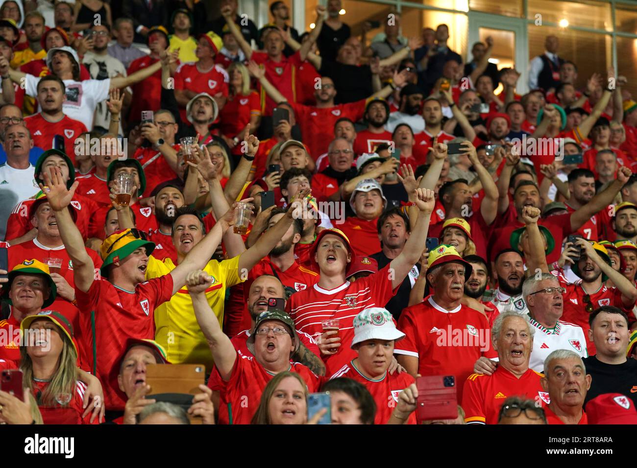 Supporters du pays de Galles avant le match de qualification du Groupe D de l'UEFA Euro 2024 au stade Skonto, Riga. Date de la photo : lundi 11 septembre 2023. Banque D'Images