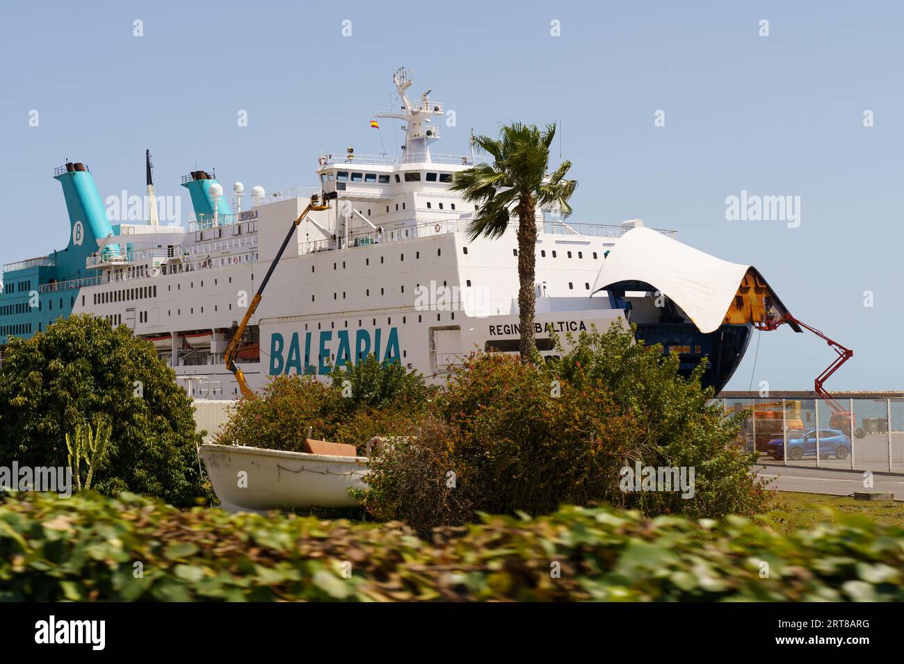 Almeria, Espagne - 25 mai 2023 : ferry Balearia se trouve dans le port d'Almeria pour l'entretien. Banque D'Images