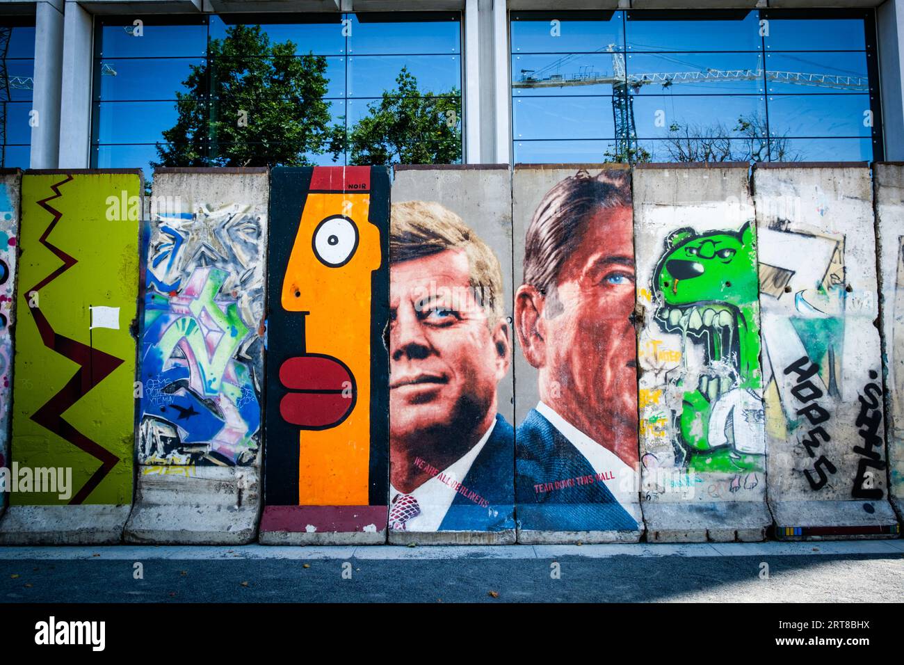 Peinture murale de John F. Kennedy et Ronald Reagan sur des morceaux du mur de Berlin sur Wilshire Boulevard, Los Angeles Californie États-Unis par l'artiste Kent Twitchell. Banque D'Images