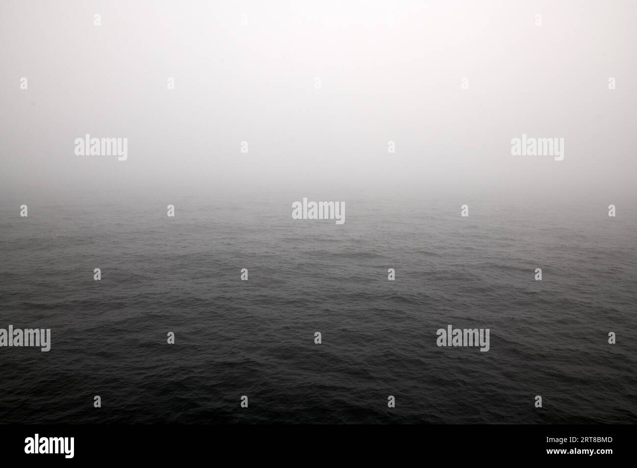 Brouillard et brume de mer sur l'eau Banque D'Images
