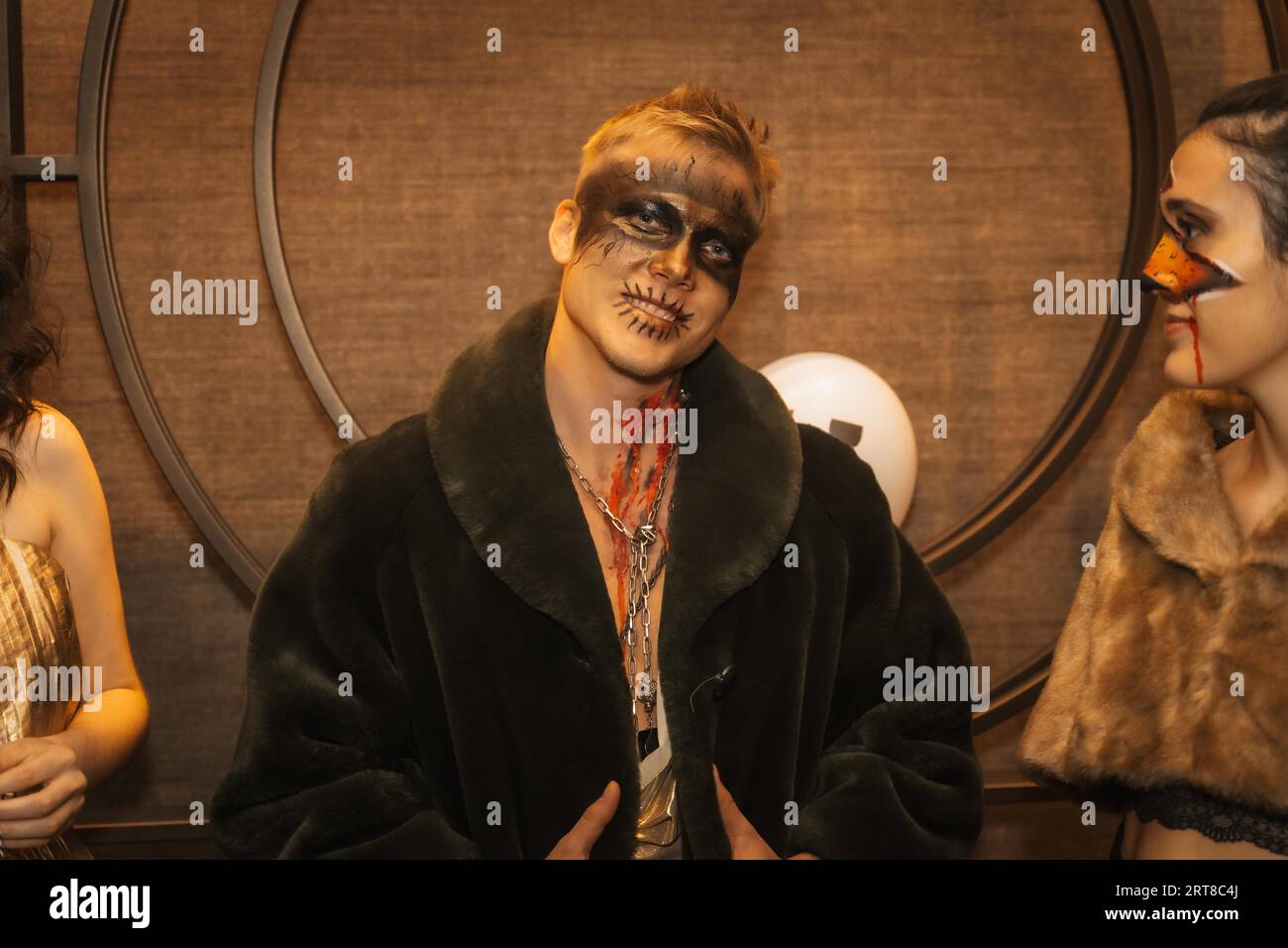 Fête d'Halloween avec des amis dans une discothèque, portrait d'un homme en maquillage zombie Banque D'Images