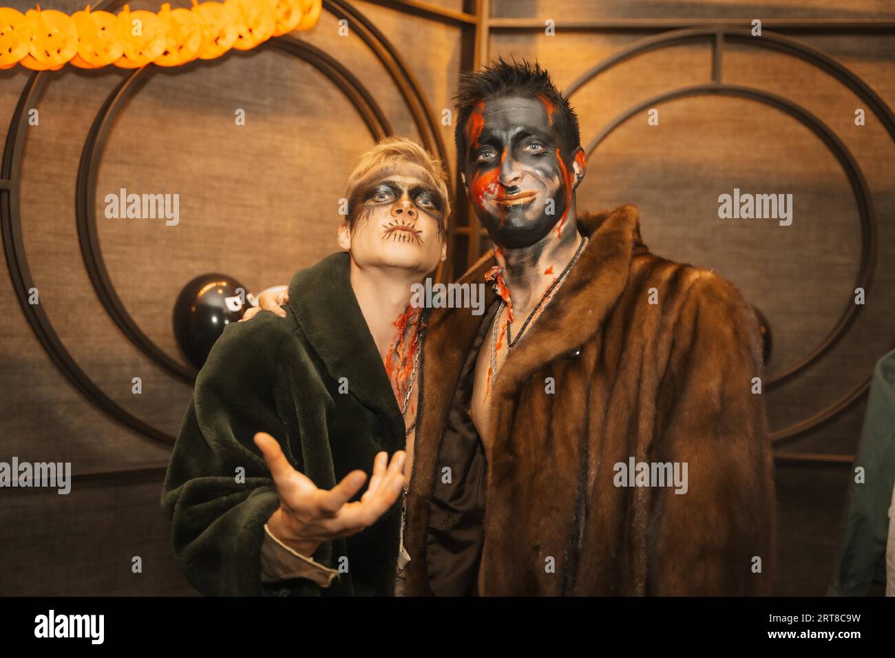 Amis en costumes à la fête d'halloween avec des amis dans une discothèque Banque D'Images