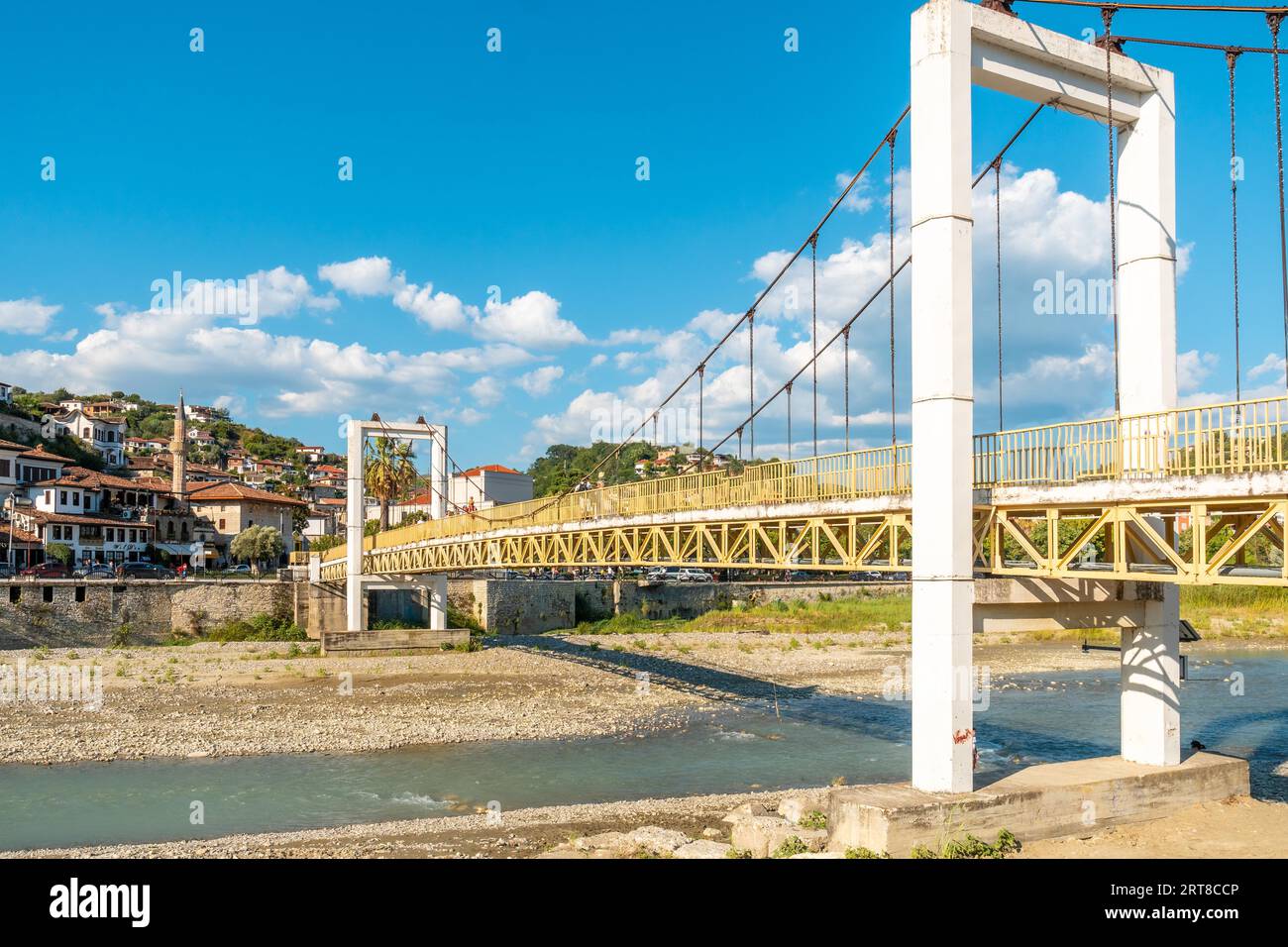 Pont de la ville historique de Berat en Albanie son château ci-dessus, site du patrimoine mondial de l'UNESCO, ville aux mille fenêtres Banque D'Images